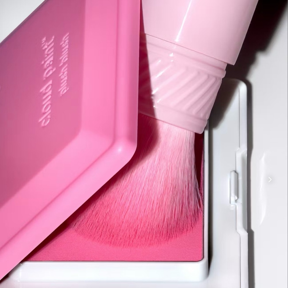 NWT Glossier Cloud Paint Cheek Brush
Dual-ended brush